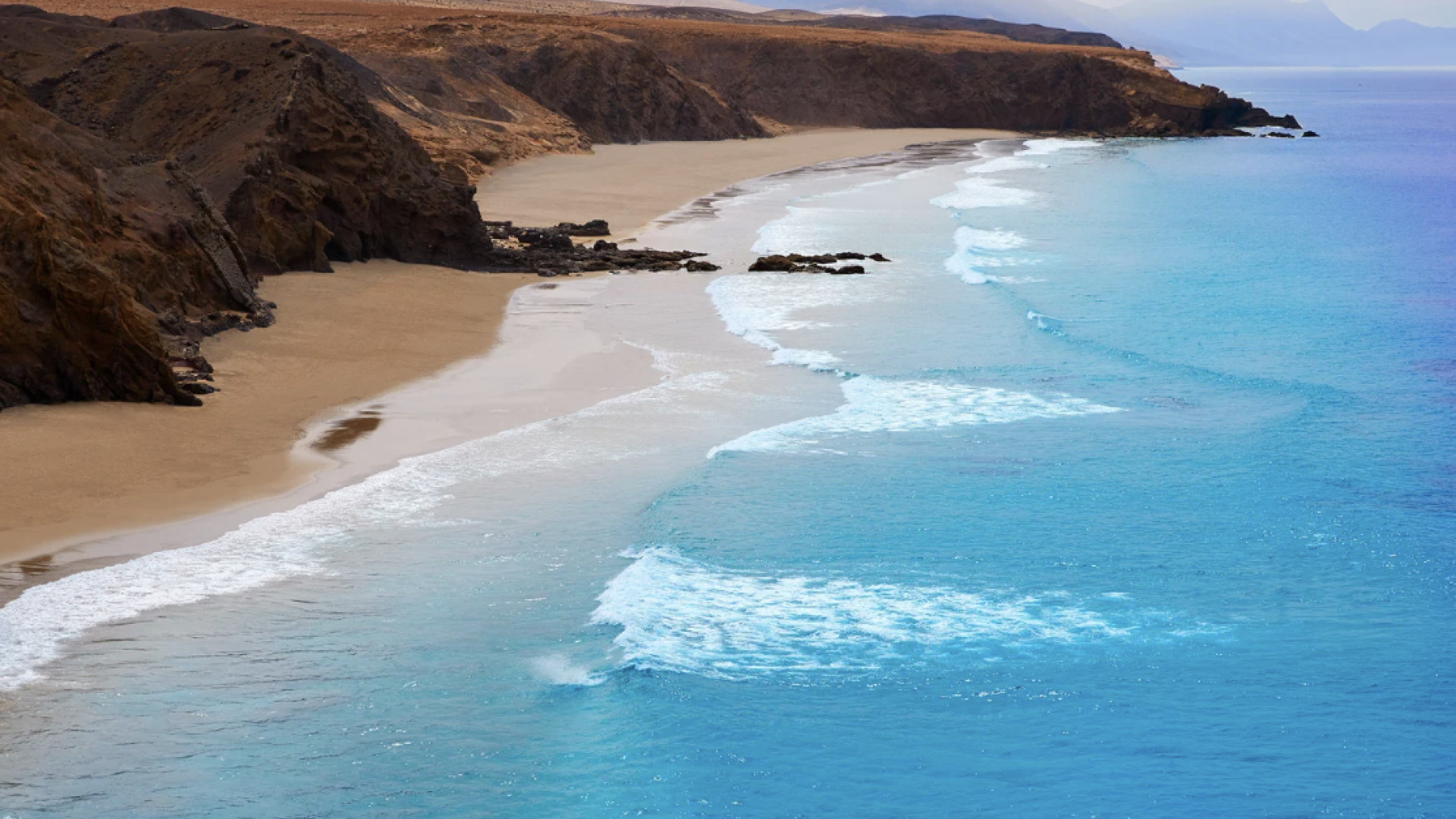 Fuerteventura entre praias e paisagens vulc&acirc;nicas